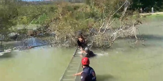 Derede mahsur kalan �ocuk kurtar�ld� - Son Dakika Haber