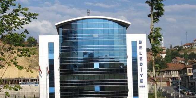��ten ��kar�ld��� gerek�esiyle silah ve b��akla belediyeyi bast� - Son Dakika Haber
