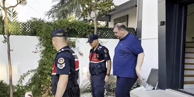 Ba�kan �lkay �i�ek'in mesajla�t��� kad�n avukat tutukland�