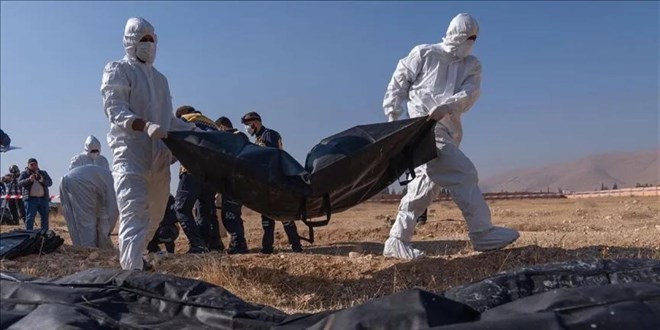 Suriye'de devrik Esed rejiminin askeri karargah�nda toplu mezar bulundu