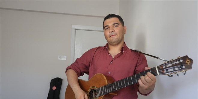'Okuma, yazma ��renemez' denilen otizmli Ertu�rul,  konservatuardan mezun oldu