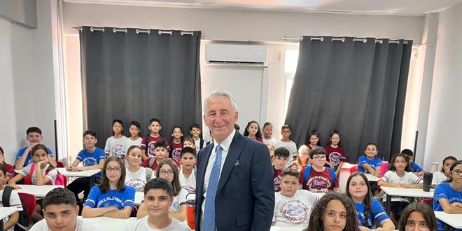 G�renler g�zlerine inanam�yor: 27 �ift ikiz ayn� okulda - Son Dakika Haber