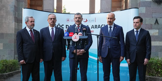 Bakan �ift�i a��klad�: Okullarda 'el dedekt�rl�' g�venlik d�nemi ba�lad�