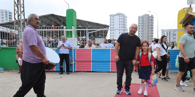 Okula ba�layan ��renciler k�rm�z� hal� ve davul zurnayla kar��land� - Son Dakika Haber