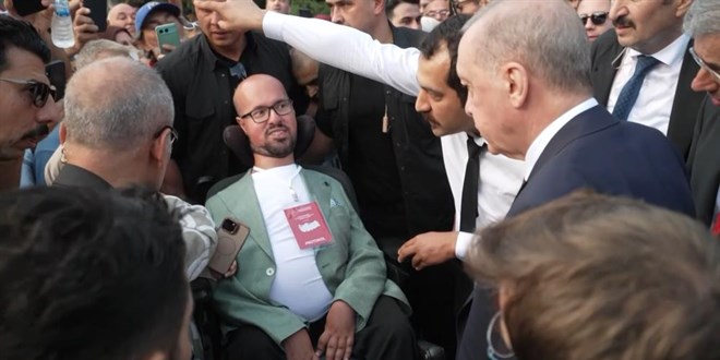 Cumhurba�kan� Erdo�an'dan engelli gence duyguland�ran jest