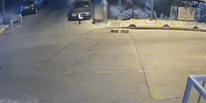 Ba�c�lar'da sokakta ��plak dola�an ki�i g�zalt�na al�nd� - Son Dakika Haber