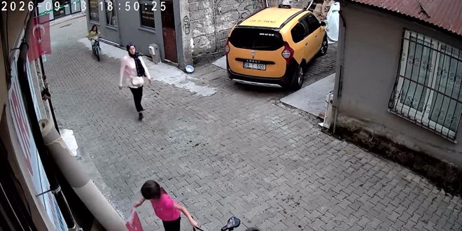 Yerdeki bayra�� �pen minik Nehir'in bayrak sevgisine �d�l - Son Dakika Haber