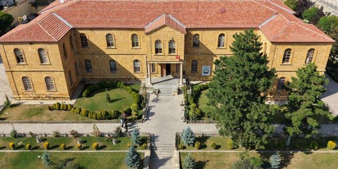 Yozgat'�n tarihi 'Ta� Mektep' i e�itim miras�n� ya�at�yor