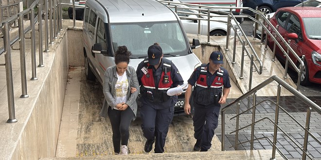 17 ya��ndaki k�zlar�n� darbedip zincirle ba�layan anne ve baba tutukland� - Son Dakika Haber