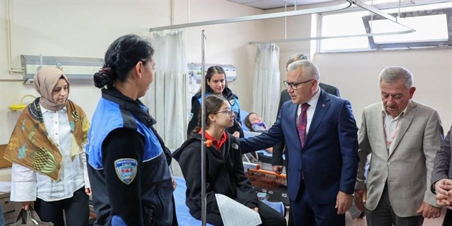 Sivas'ta servis ile polis arac� �arp��t�: 13 ��renci ve 3 polis yaraland� - Son Dakika Haber