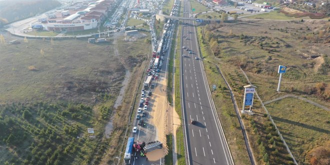 Anadolu Otoyolu'nun Kocaeli kesiminde bariyere �arpan t�r ula��m� aksatt� - Son Dakika Haber