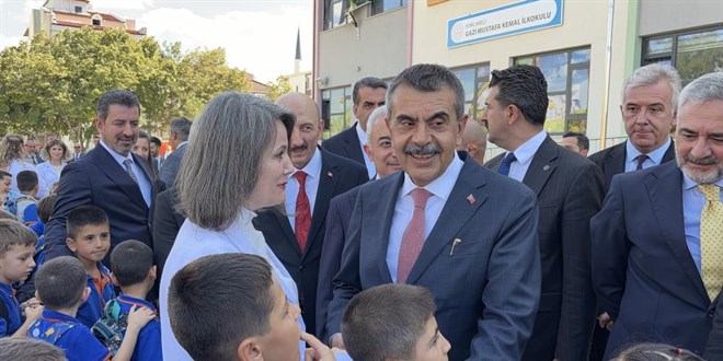 Bakan Tekin miniklerin bayrak t�renine kat�ld�, ��retmenlerle bir araya geldi