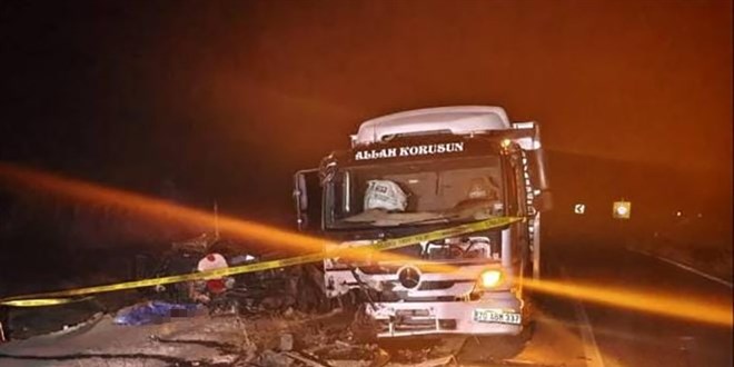 Kamyon ile otomobil kafa kafaya �arp��t�: 1 �l� - Son Dakika Haber