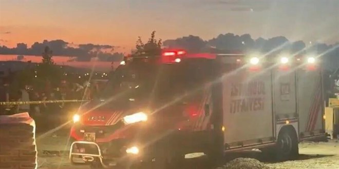B�y�k�ekmece'de g���k alt�nda kalan 2 i��iden biri hayat�n� kaybetti - Son Dakika Haber