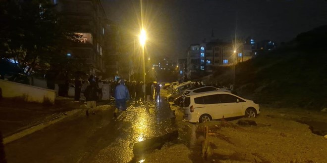 Ankara'da yol ��kt�, onlarca ara� mahsur kald�