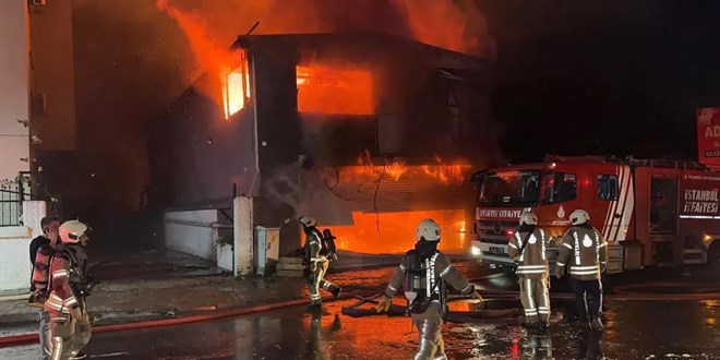 Esenyurt'ta i� yeri yang�n�. Lastik�i d�kkan�nda ��kt�, 5 i� yerine s��rad� - Son Dakika Haber