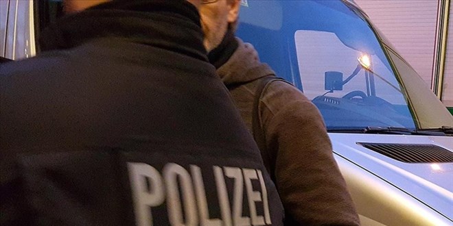 Almanya'da �at��ma s�ras�nda olay yerinden ka�an 2 kad�n polis memuriyetten ihra� edildi - Son Dakika Haber