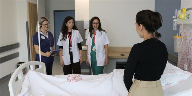 3 ya��ndaki �ocu�un midesinden 21 par�a m�knat�sl� top ��kar�ld� - Son Dakika Haber