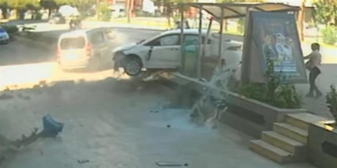 Antalya'da otomobil �nce yayaya sonra otob�s dura��na �arpt� - Son Dakika Haber
