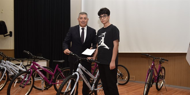 Mamak'ta LGS'de dereceye giren ��renciler bisikletle �d�llendirildi