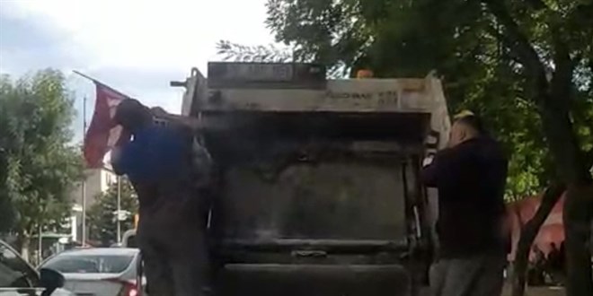 Temizlik i��ileri yerde bulduklar� T�rk bayra��n� ��p kamyonun �zerine ast�