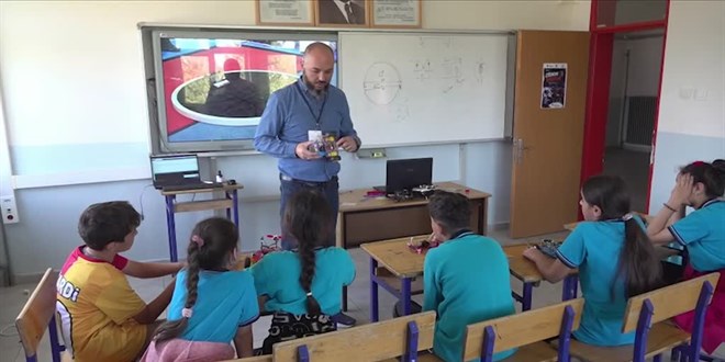K�y okulunda yapay zekadan robotik kodlamaya uygulamal� teknoloji e�itimi - Son Dakika Haber
