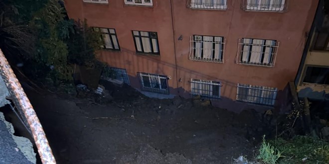 �stanbul'da toprak kaymas�: Apartmandaki 25 ki�i tahliye edildi - Son Dakika Haber