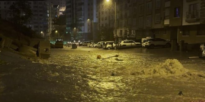 Ankara'da ya�mur ya�d�, r�garlar ta�t�: Evler su alt�nda kald�