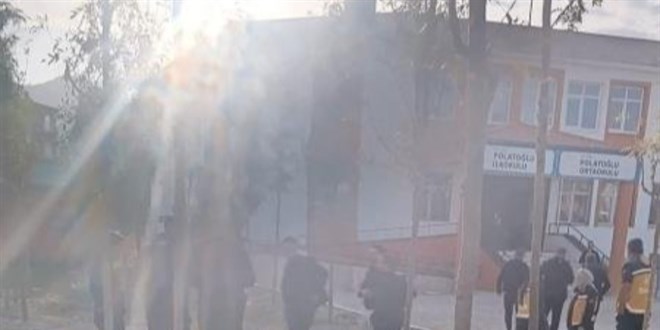 Van'da k�z ��renci pompal� t�fekle okula gelirken fark edildi