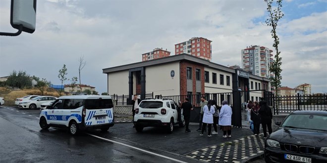 Okul �n�nde hareketli dakikalar: Okula oyuncak silah do�rultan �ah�s yakaland� - Son Dakika Haber