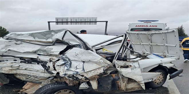 TIR, otomobile �arpt�: 2 �l� - Son Dakika Haber