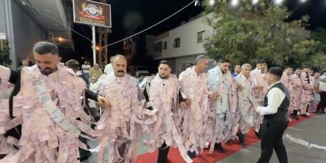 Siirtlinin a�iret d���n�nde toplanan paralar dikkat �ekti - Son Dakika Haber