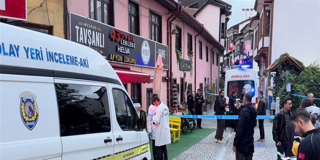 �ki �ocuk annesi, i� yerinde b��aklanarak �ld�r�ld� - Son Dakika Haber