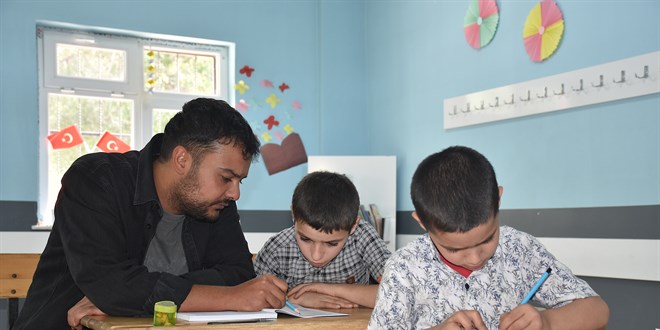 2 ��rencili k�y okulu: Umut ��retmen 2 karde�i gelece�e haz�rl�yor - Son Dakika Haber