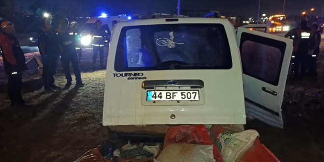 Malatya'da servis otob�s� ile hafif ticari ara� �arp��t�, 2 ki�i �ld� - Son Dakika Haber