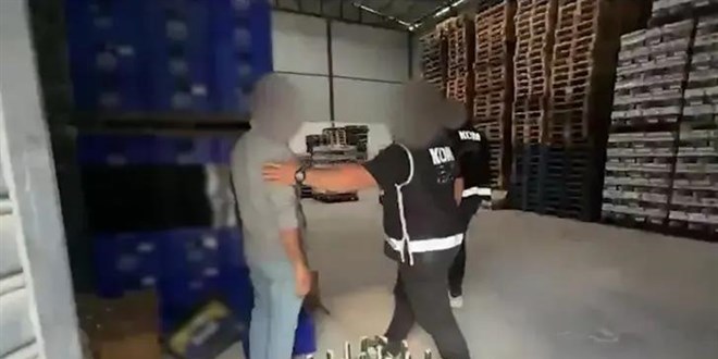 �zmir'de sahte i�ki operasyonu: 23 bin 40 �i�e ele ge�irildi