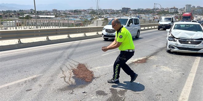 Polisten takdir toplayan hareket: Ya� d�k�len yola avu�lar�yla kum ta��d� - Son Dakika Haber