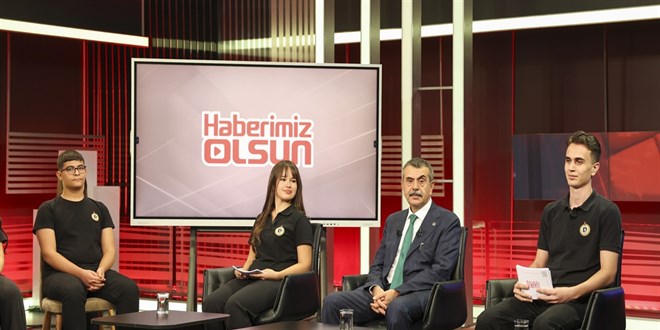Bakan Tekin pilot okulda st�dyoya girdi: E�itimdeki iyi �rnekleri duyuraca��z