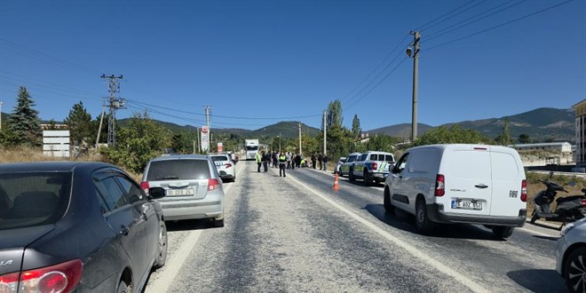 K�tahya'da otomobil motosikletle �arp��t�: 1 �l�, 2 yaral� - Son Dakika Haber