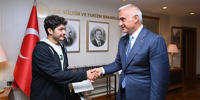 Ta��mal� e�itimden Hacettepe T�p'a uzanan ba�ar�: Bakan Ersoy gen� ��renciyi a��rlad�