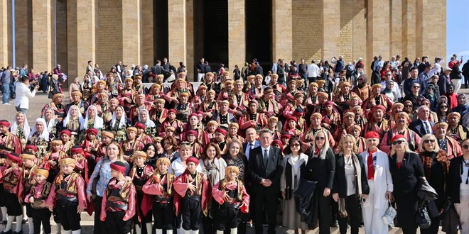 Seymenler ve Bac�erenler, Atat�rk'�n Ankara hem�ehrili�inin 104. y�l�nda An�tkabir'de