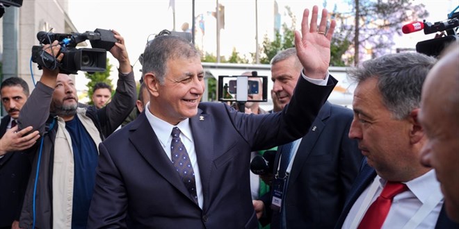 AK Parti'ye kat�lan Cemil Tugay: �zmir bir anda rahatlayacak, iyi olacak