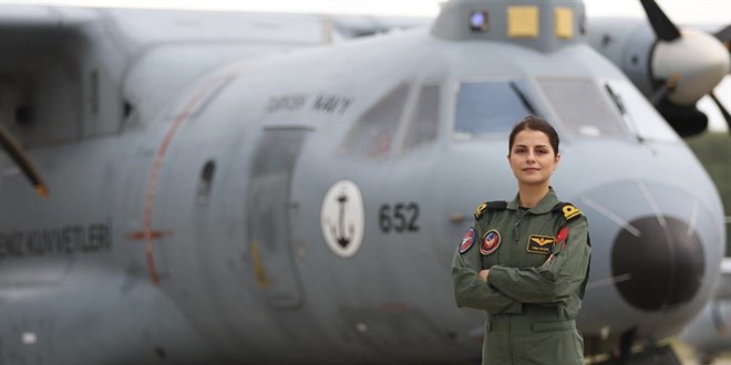 G�ky�z�nde bir ilk: T�rk Deniz Kuvvetleri'nin ilk kad�n u�ak pilotu - Son Dakika Haber