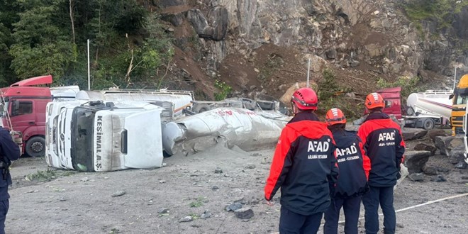 Hopa'da yama�tan kopan kaya t�r park�na d��t�: 1 can kayb� - Son Dakika Haber