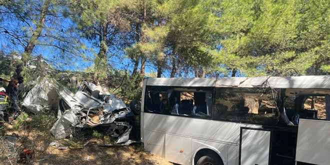 Ayd�n'da tur otob�s�yle minib�s�n �arp��mas� sonucu 2 ki�i �ld� - Son Dakika Haber