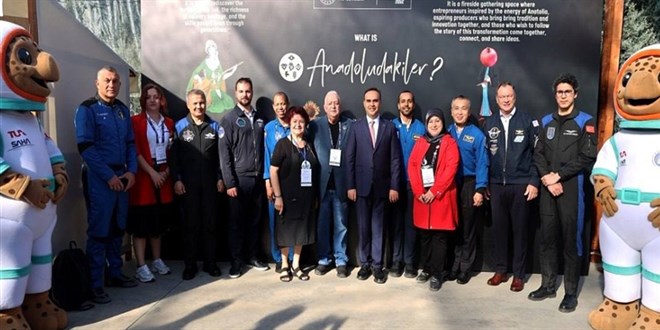 Bakan Kac�r, yabanc� astronotlara T�rk geleneklerini anlatt�