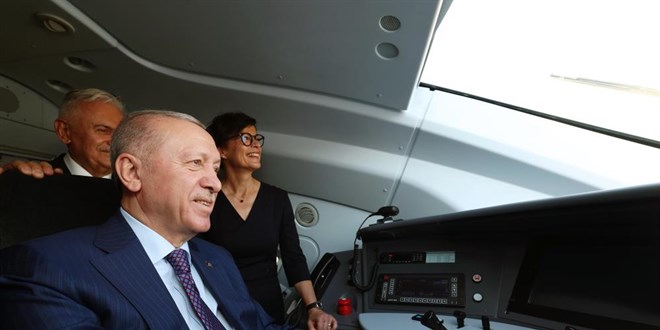 Cumhurba�kan� Erdo�an h�zl� tren hatt�nda ilk s�r��� yapt�