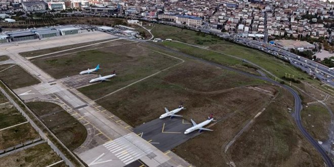 �flas eden Onur Air u�aklar� havaalan�nda ��r�yor