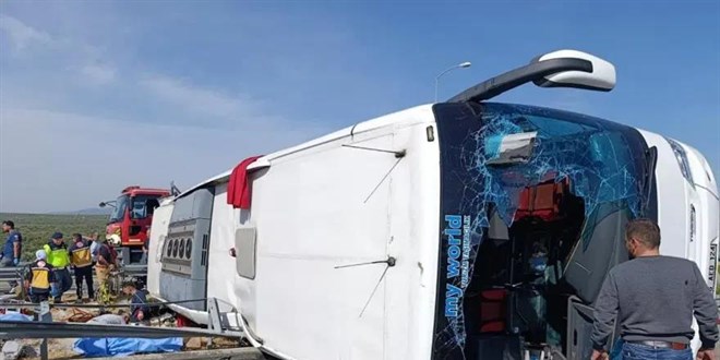 Manisa'da yolcu otob�s� ile �ekici �arp��t�: 11 �l�, 27 yaral� - Son Dakika Haber