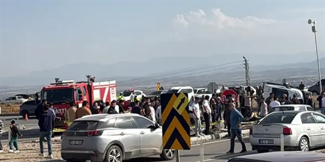 MHP milletvekilinin bulundu�u konvoyda kaza: 1 �l�, 4 yaral� - Son Dakika Haber